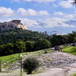 Die Pnyx – Wie auf einem Athener Hügel die Demokratie geboren wurde The_Pnyx_plateau_and_the_Acropolis_on_November_25,_2019