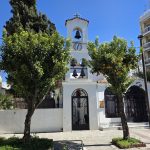 Eine Kapelle über dem Meer und die Erinnerung an einen Märtyrer Kirche Agios Apostolos O Neos in Volos, Griechenland