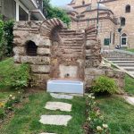 Lina Mendoni: „Das wieder fließende Wasser in den Brunnen der Oberstadt von Thessaloniki dient symbolisch als Gegengift zur Vergiftung unserer Zeit.“ 688787991_1397188969121033_611241107309800841_n